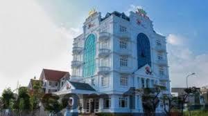 Royal Hotel Hòn Gai Review 2026: Có Đáng Ở Khi Đến Hạ Long? 3 Đường Trần Quốc Nghiễn Hòn Gai ven biển, khu vực yên tĩnh và ít du lịch ồn ào
