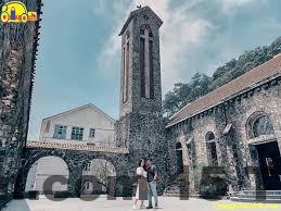 Nhân viên lễ tân khách sạn Tam Đảo hỗ trợ khách check-in