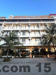 Không gian xung quanh Moon Hotel Từ Sơn với nhiều quán ăn địa phương