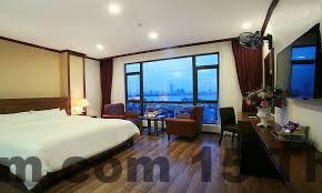 Quầy lễ tân Duc Hoang Residence & Hotel West Lake với nhân viên thân thiện