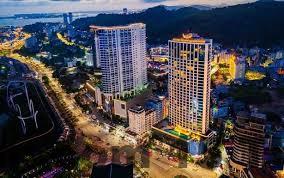 Quầy lễ tân Hotel Thu Hà Hạ Long phục vụ 24/7, hỗ trợ khách trong quá trình lưu trú