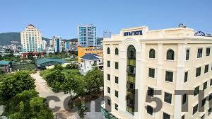 Không gian phòng nghỉ tiêu chuẩn với nội thất cơ bản tại Ha Long New World Hotel