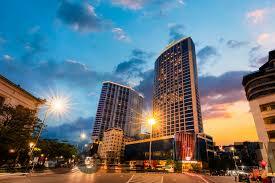 Quầy lễ tân và khu vực sảnh tiếp khách của khách sạn tại Bãi Cháy