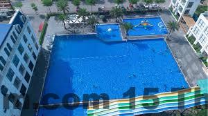 Nhân viên khách sạn đang phục vụ khách