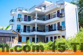 Phòng khách sạn với thiết kế tối giản nhưng đầy đủ tiện nghi, không gian rộng rãi và thoải mái.