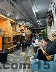 Nhân viên khách sạn niềm nở và sẵn sàng hỗ trợ khách hàng.