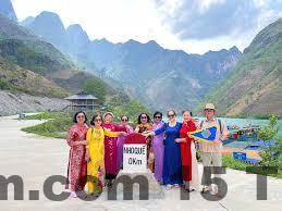 Khu vực ngoài trời của Gia Long Hotel, không gian mở và thoáng đãng.