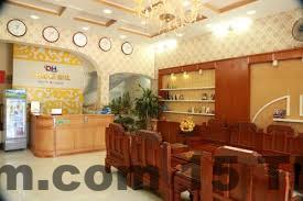 Nhân viên lễ tân tại khách sạn Dương Hà luôn niềm nở và sẵn sàng hỗ trợ khách hàng