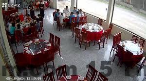 Bữa sáng tại khách sạn gồm các món ăn truyền thống địa phương, tạo cảm giác gần gũi.