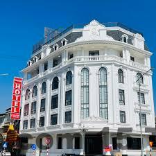 Hồ bơi tại Indigen Riverside Hotel Cao Bằng sạch sẽ, phù hợp thư giãn