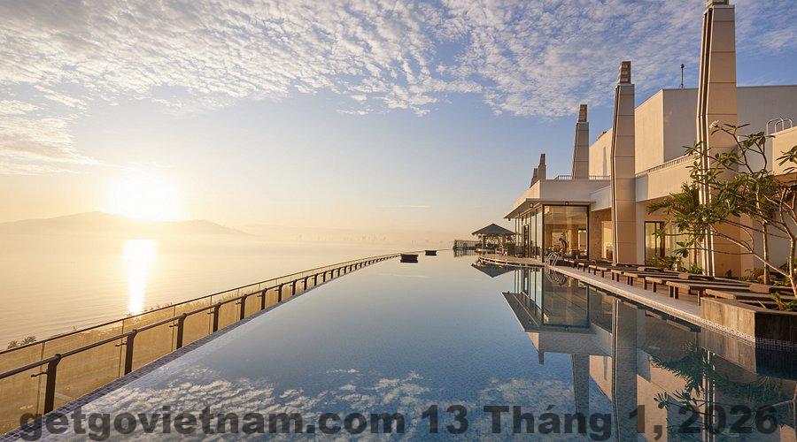 Hồ bơi tại Infinity Hotel