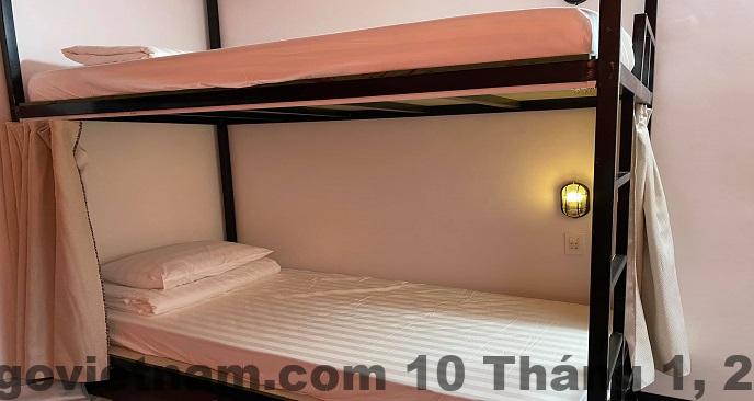 Nhân viên khách sạn luôn sẵn sàng hỗ trợ du khách.