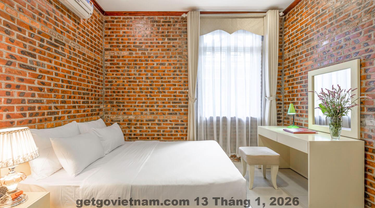 Phòng nghỉ Junior Suite của khách sạn, với nội thất hiện đại và không gian rộng rãi.