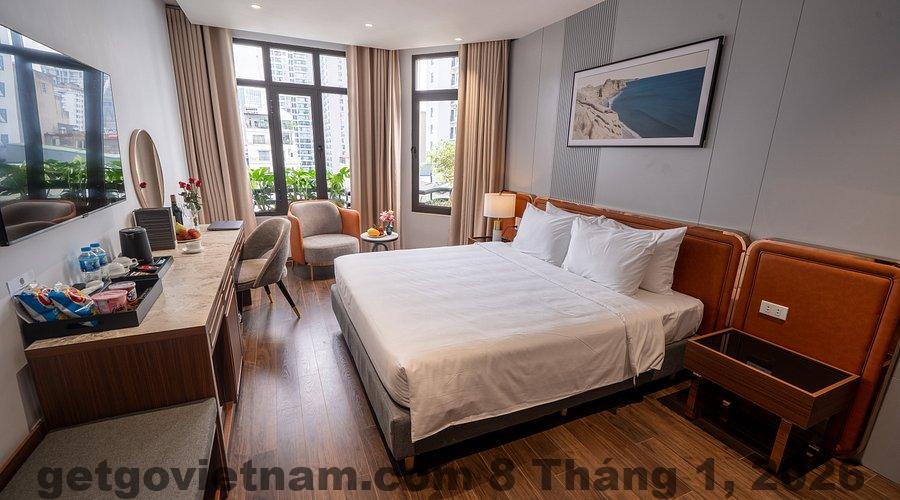Phòng Junior Suite tại San Quinze Hanoi Hotel rộng rãi, thiết kế hiện đại, có cửa sổ lớn đón ánh sáng