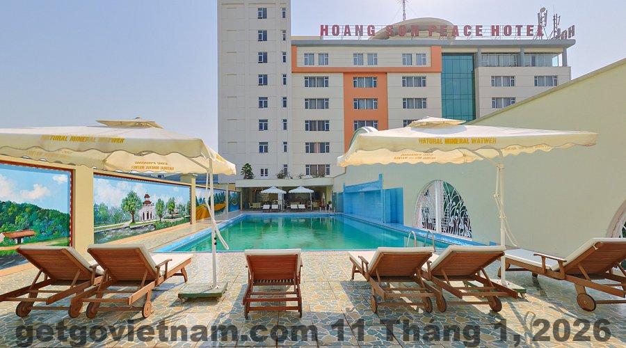 Không gian phòng ngủ tiêu chuẩn tại khách sạn Hotel Hoàng Long