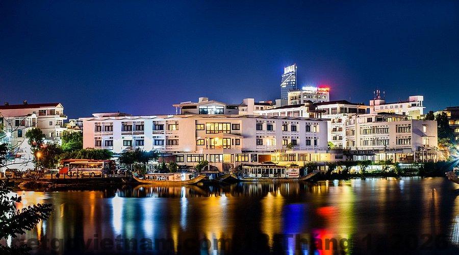 Hồ bơi ngoài trời rộng rãi, là điểm cộng lớn cho khách sạn.