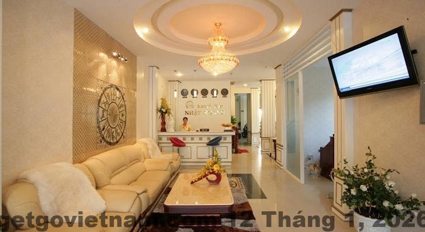 Một nhân viên của khách sạn đang hỗ trợ khách hàng với thái độ tận tình và chu đáo