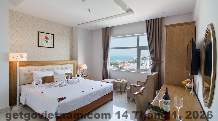 Hồ bơi tại Royal Family Hotel Đà Nẵng - Hồ bơi sạch sẽ, không gian thoải mái