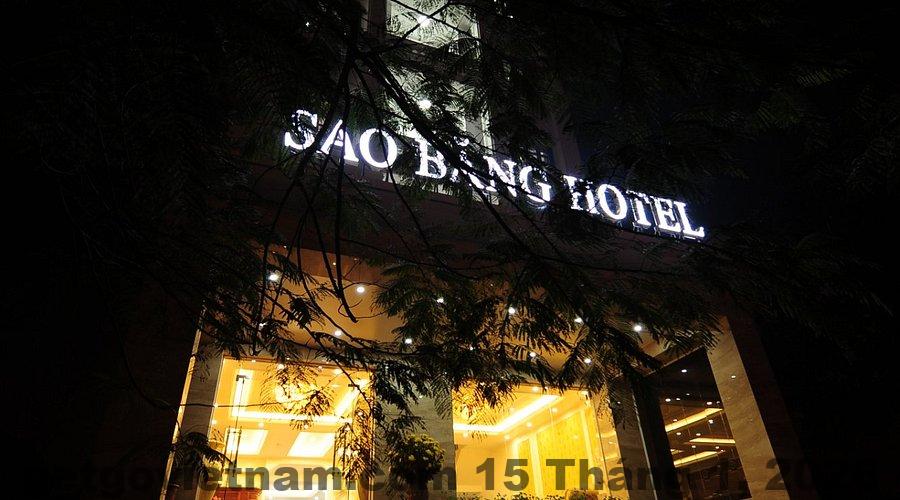 Phòng nghỉ Khách sạn Sao Băng với nội thất cơ bản, giường đôi, điều hòa và TV