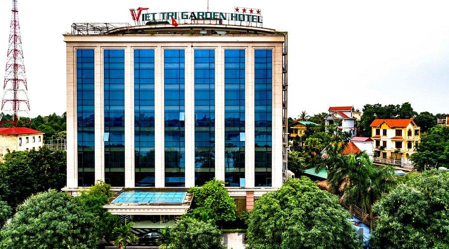 Phòng khách sạn Hương Giang với không gian rộng rãi, nội thất đầy đủ.