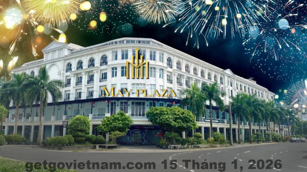 So sánh giá cả với các khách sạn khác trong khu vực, khách sạn The King Hotel thuộc phân khúc tầm trung.
