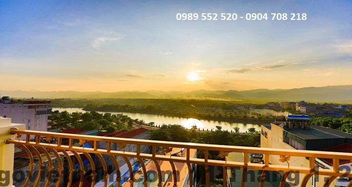 Khách sạn An Lộc nhìn từ bên ngoài với kiến trúc đơn giản, quy mô vừa, phong cách khách sạn địa phương