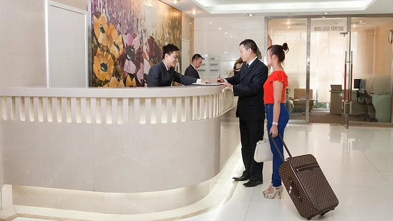 Nhân viên lễ tân Bao Son International Hotel