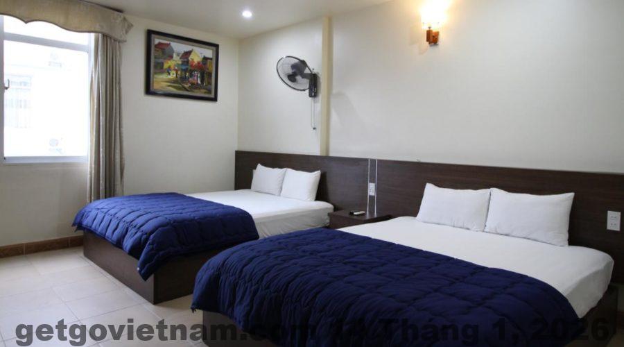 Cát Bà Dream Hotel về đêm trên trục đường trung tâm
