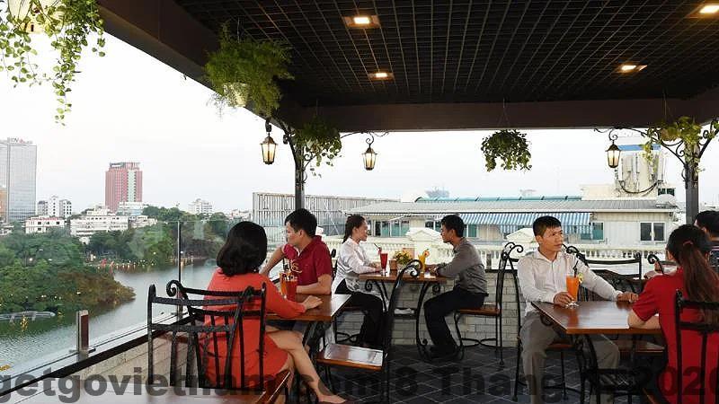 Nhân viên Centre Point Hanoi Hotel thân thiện và hỗ trợ khách