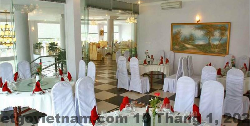 Bữa sáng buffet tại khách sạn với các món ăn đa dạng