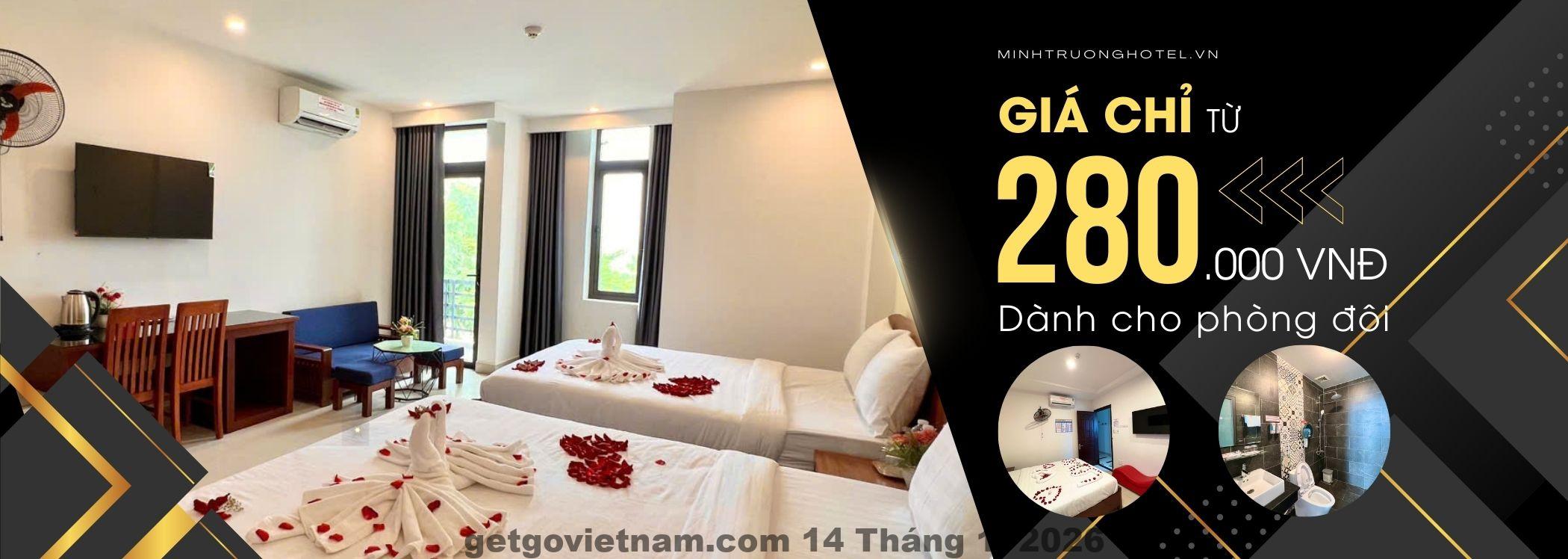 Phòng nghỉ với cửa sổ lớn nhìn ra biển, mang lại không gian thư giãn tuyệt vời cho du khách.