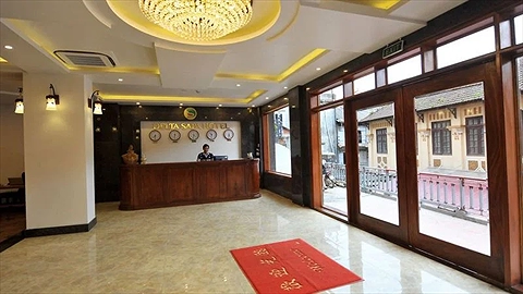 Nhân viên lễ tân Khách sạn Delta Sapa thân thiện, hỗ trợ khách nhiệt tình