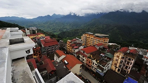 Phòng nghỉ Khách sạn Delta Sapa thiết kế đơn giản, có ban công và cửa sổ đón ánh sáng