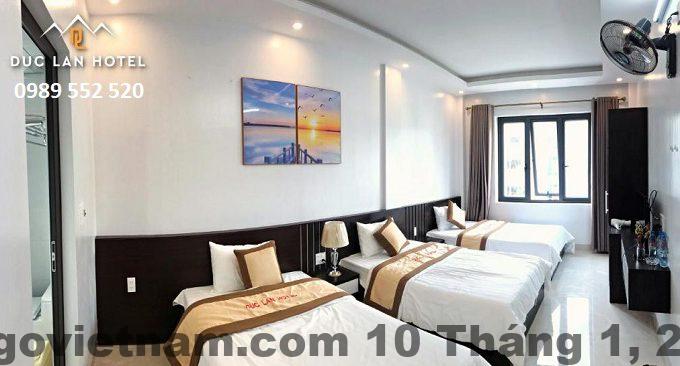 Khách sạn Đức Lan Hà Giang đánh giá 2026: Ở trung tâm – giá ổn – có nên chọn? 2 Mặt tiền Khách sạn Đức Lan Hà Giang nằm trên trục Trần Hưng Đạo trung tâm thành phố Hà Giang