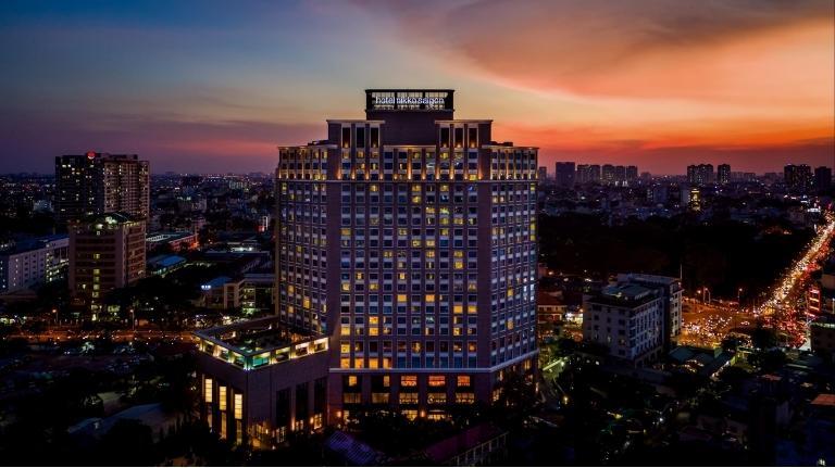 Khách sạn Grand Dragon Noi Bai Hotel nằm gần trục đường Võ Văn Kiệt kết nối sân bay Nội Bài
