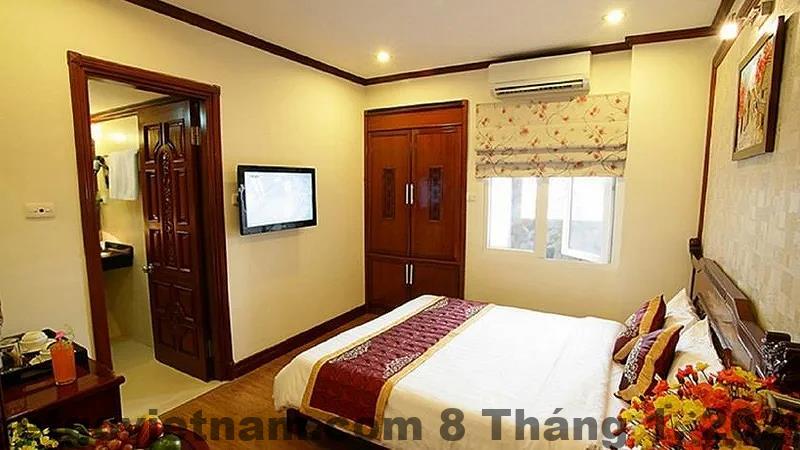 Khu vực ăn sáng tại Hanoi Graceful Hotel với thực đơn buffet nhỏ gọn, đủ no