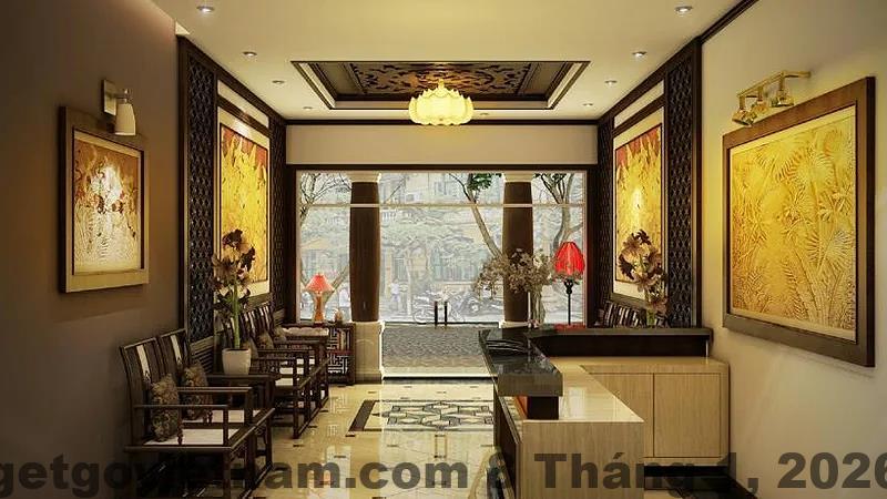 Nhân viên lễ tân Hanoi Graceful Hotel thân thiện, hỗ trợ khách check-in và tư vấn du lịch