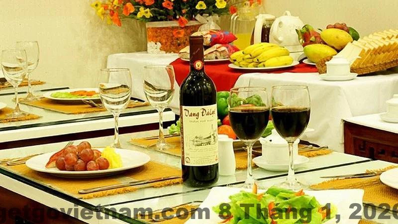 Không gian chung khách sạn Hanoi Graceful Hotel với tiện ích cơ bản, không có hồ bơi hay gym