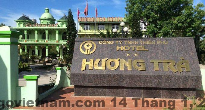 Tổng thể Huong Tra Hotel nhìn từ bên ngoài, khách sạn nằm ngay ngã ba lớn, xe du lịch 45 chỗ có thể vào tận nơi