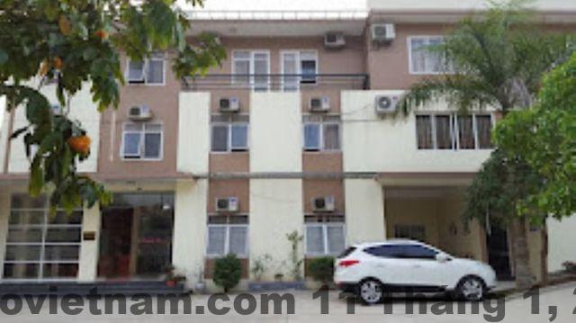 Phòng ngủ tiêu chuẩn tại Khách Sạn Khánh Hà với nội thất gỗ và thiết kế truyền thống