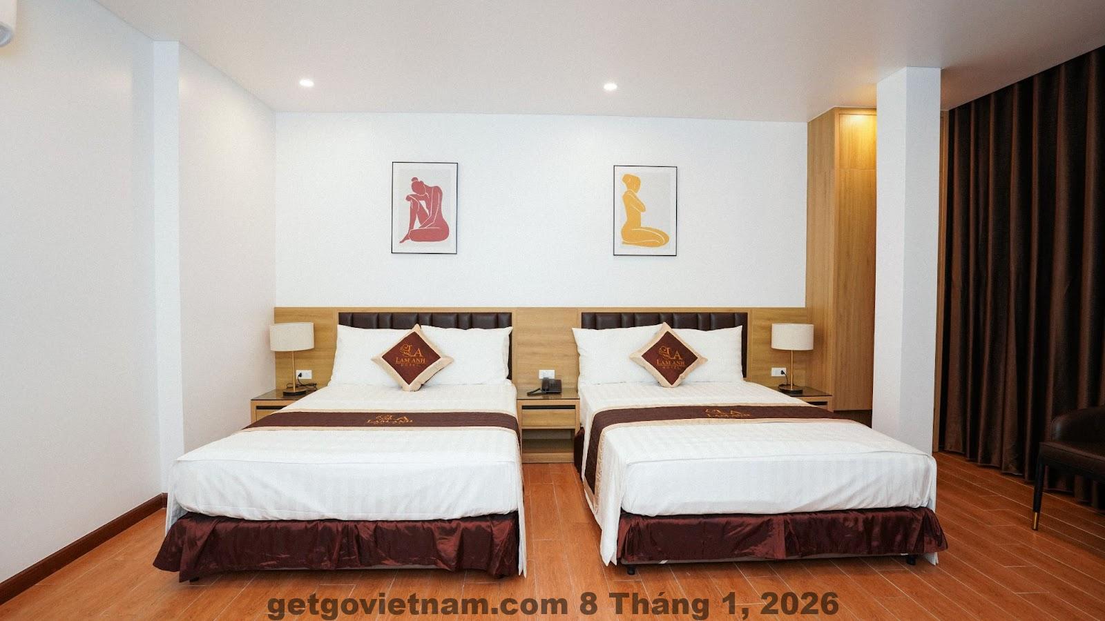 Khu vực lễ tân Lam Anh Hotel nhỏ gọn nhân viên thân thiện
