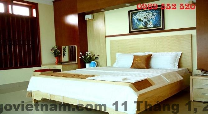 Phòng ngủ khách sạn Long Giang Điện Biên với nội thất gỗ truyền thống