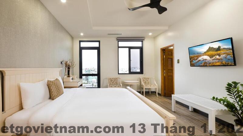 Phòng tại khách sạn sạch sẽ, gọn gàng, nhưng không quá rộng