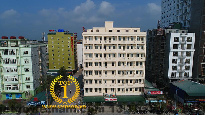 Đội ngũ nhân viên khách sạn đang phục vụ khách, luôn nhiệt tình và vui vẻ.