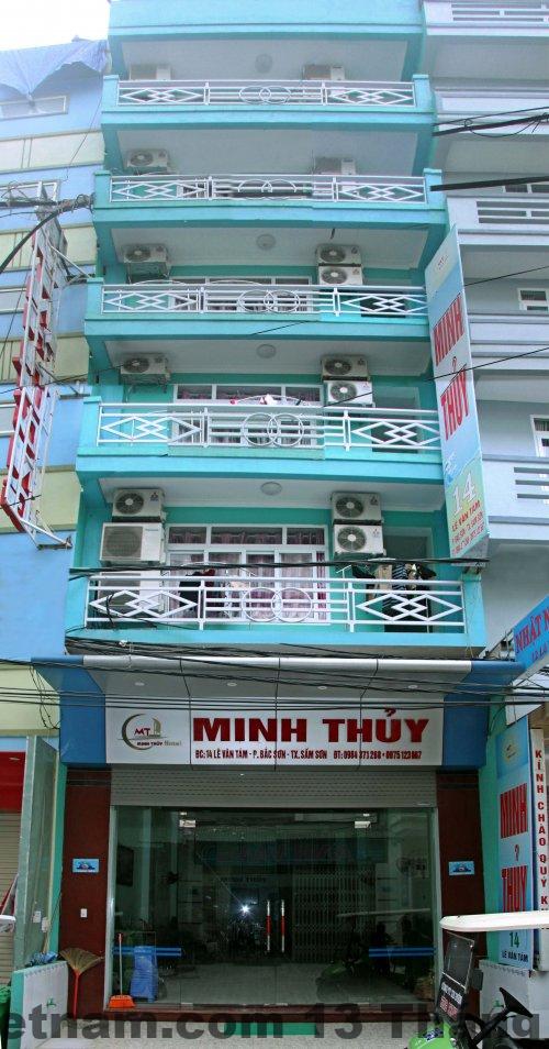 Bên ngoài khách sạn Châu Thúy, một không gian thoáng đãng, đơn giản, nhưng giá cả hợp lý cho kỳ nghỉ dưỡng.