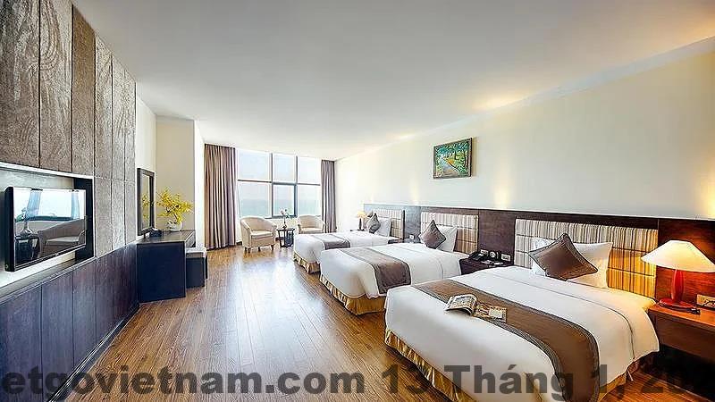 Phòng khách sạn được thiết kế hiện đại, với view biển đẹp mắt từ cửa sổ.