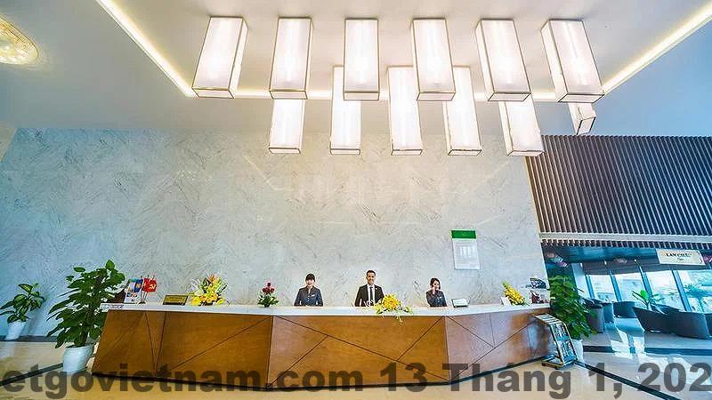 Nhân viên khách sạn Mường Thanh Grand Cửa Lò phục vụ khách hàng trong không gian sang trọng.