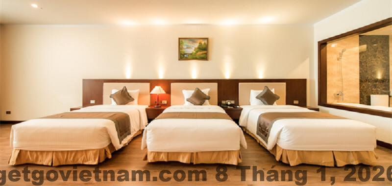 Không gian phòng ngủ tại khách sạn được thiết kế hiện đại, nhưng đôi khi có mùi ẩm trong phòng khi trời mưa.