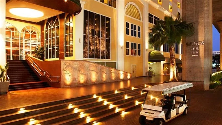 Bữa sáng tại khách sạn được phục vụ với đa dạng món ăn, từ món Âu đến món Á