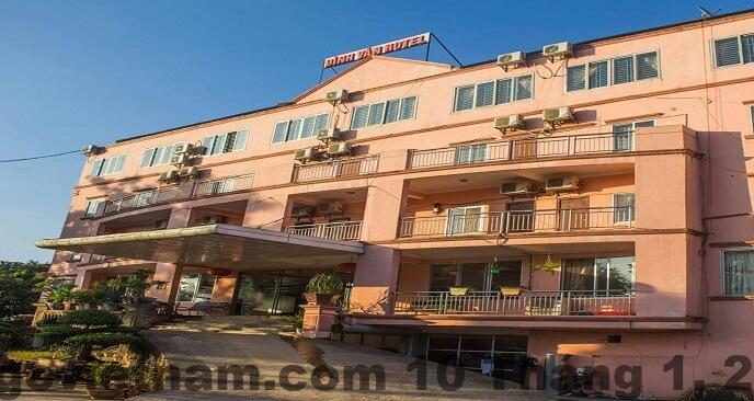 Khu vực xung quanh khách sạn So Oanh gần thác Bản Giốc khá yên tĩnh, ít hàng quán ban đêm